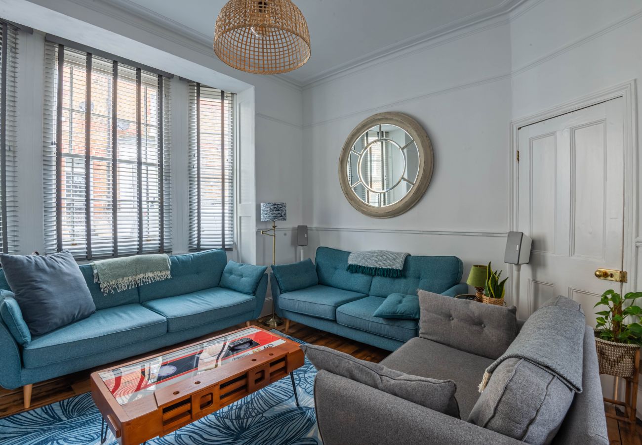 Sitting room with teal corner sofa and window seat