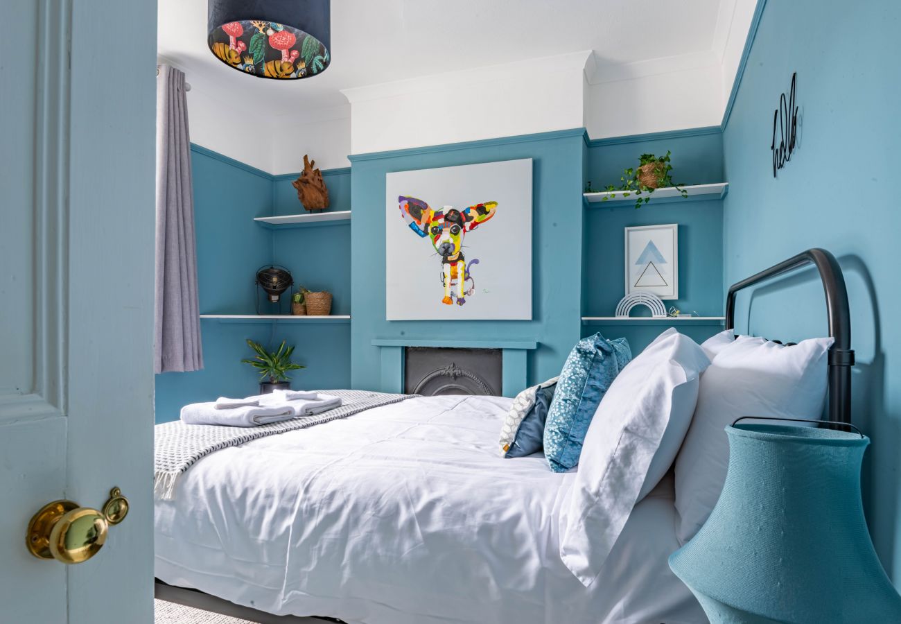 The richly coloured teal bedroom at The Broadstairs Townhouse